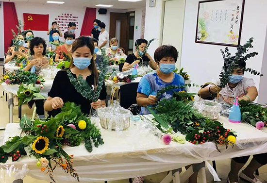 圖：社區(qū)姐妹們在老師指導(dǎo)下進行花藝創(chuàng)作550.jpg