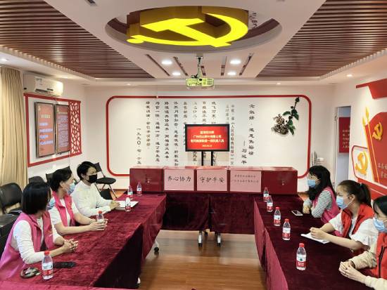 區(qū)婦聯(lián)聯(lián)合廣州問山茶葉有限公司慰問南源街道婦聯(lián)執(zhí)委、巾幗志愿者550.jpg
