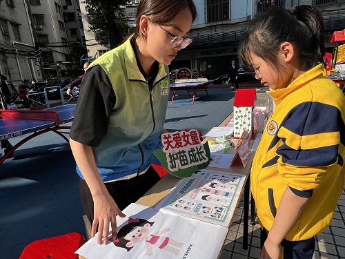 “三八”維權(quán)周活動(dòng)流動(dòng)書(shū)屋“關(guān)愛(ài)女童”兒童繪本領(lǐng)讀.jpg