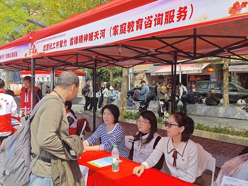 家庭教育攤位服務(wù).jpg